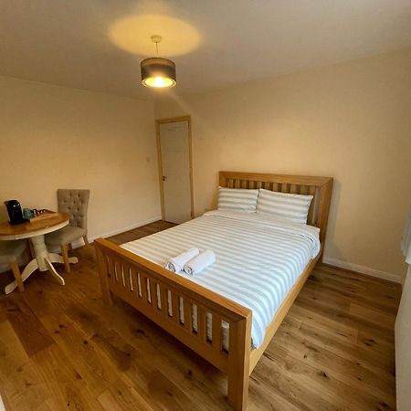 Daisy Apartment Whetstone Екстериор снимка