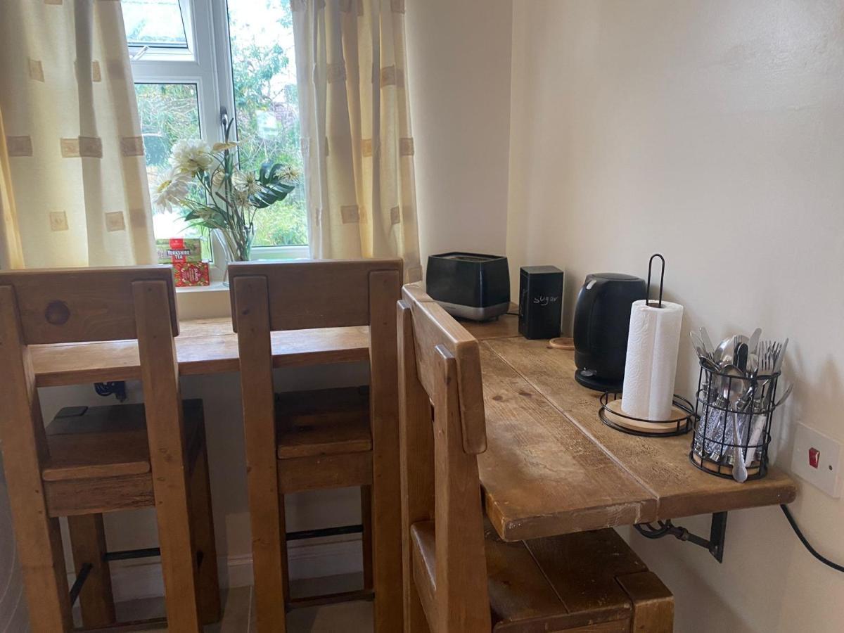 Daisy Apartment Whetstone Екстериор снимка