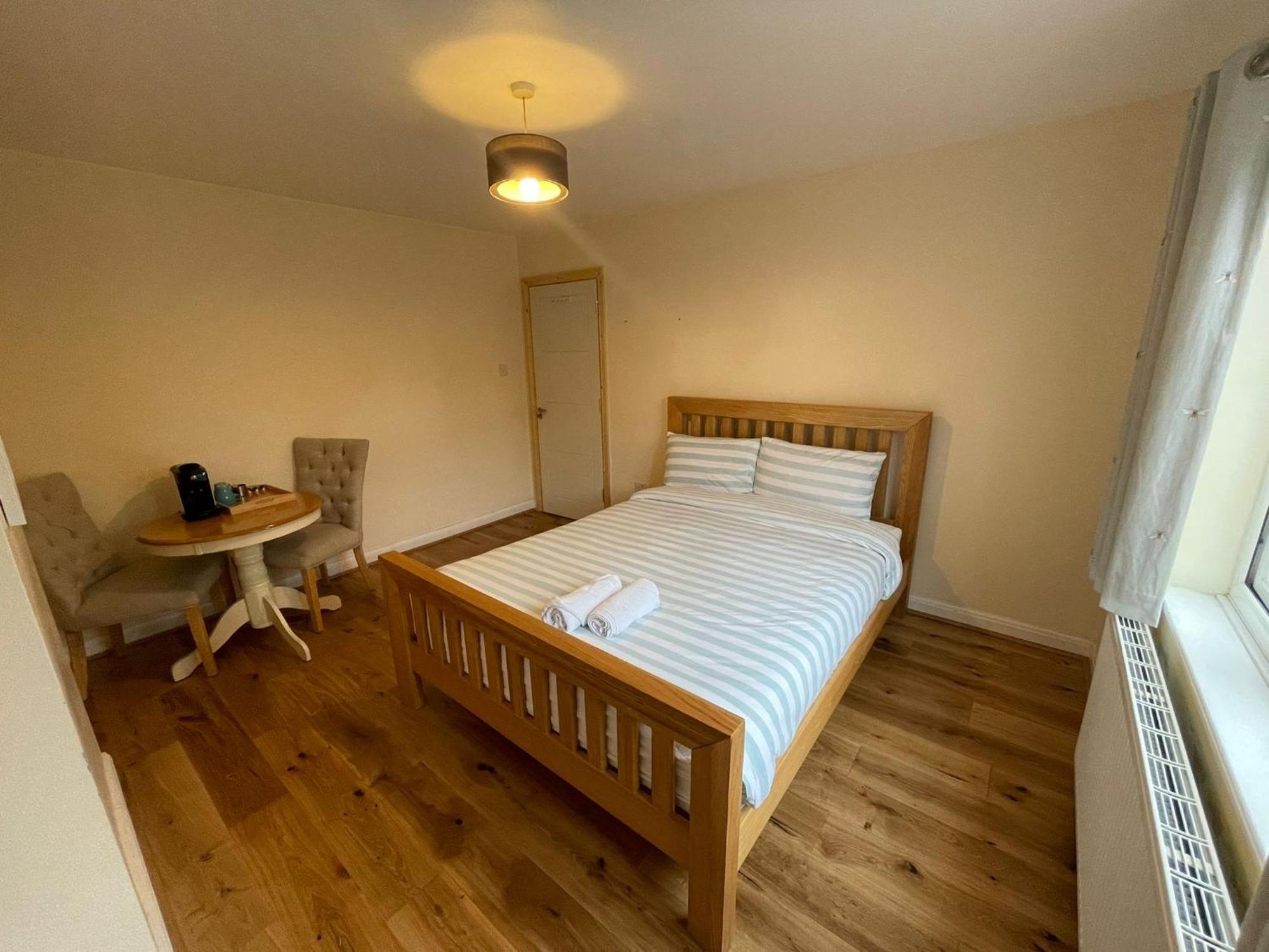 Daisy Apartment Whetstone Екстериор снимка