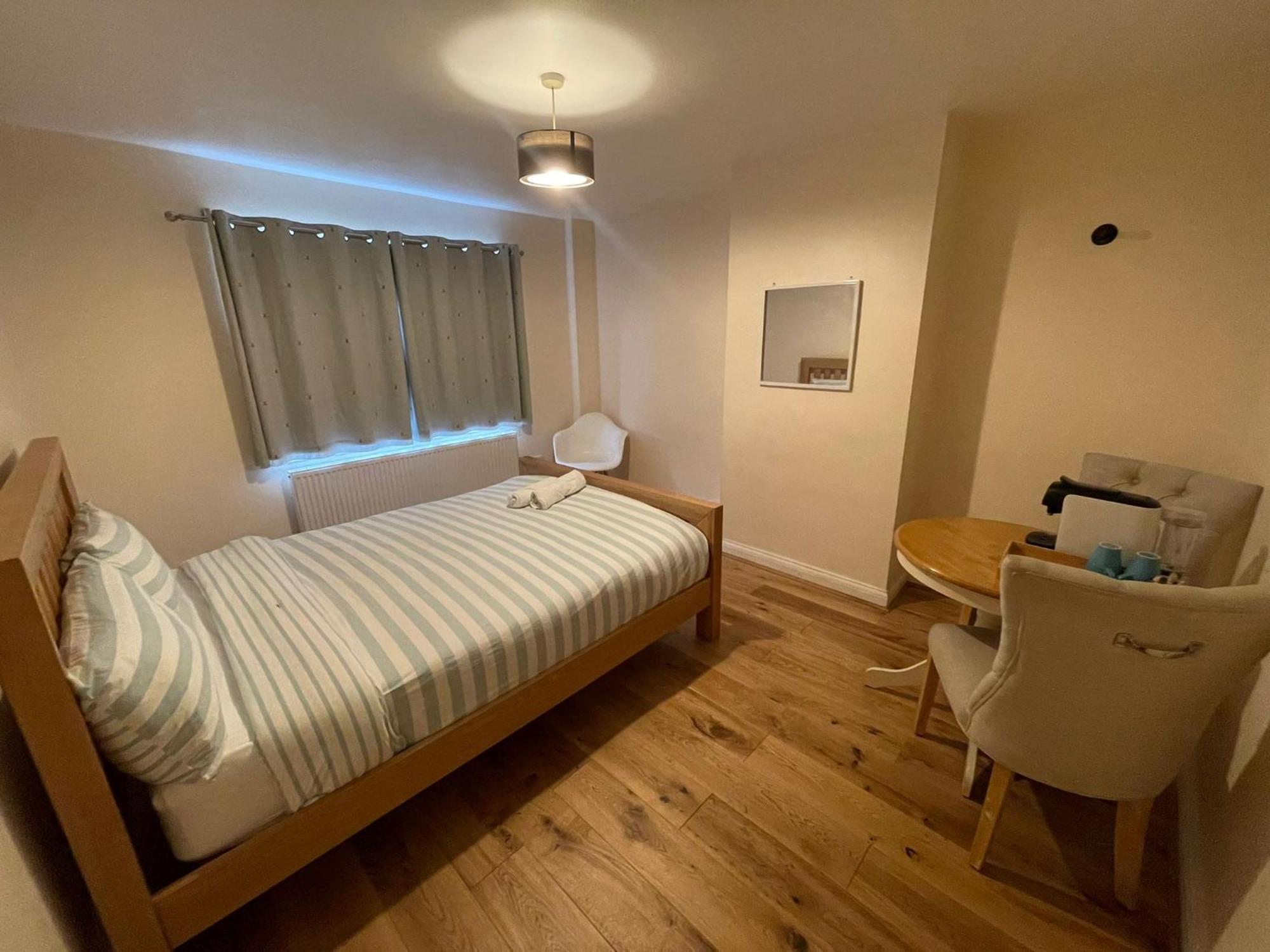 Daisy Apartment Whetstone Екстериор снимка