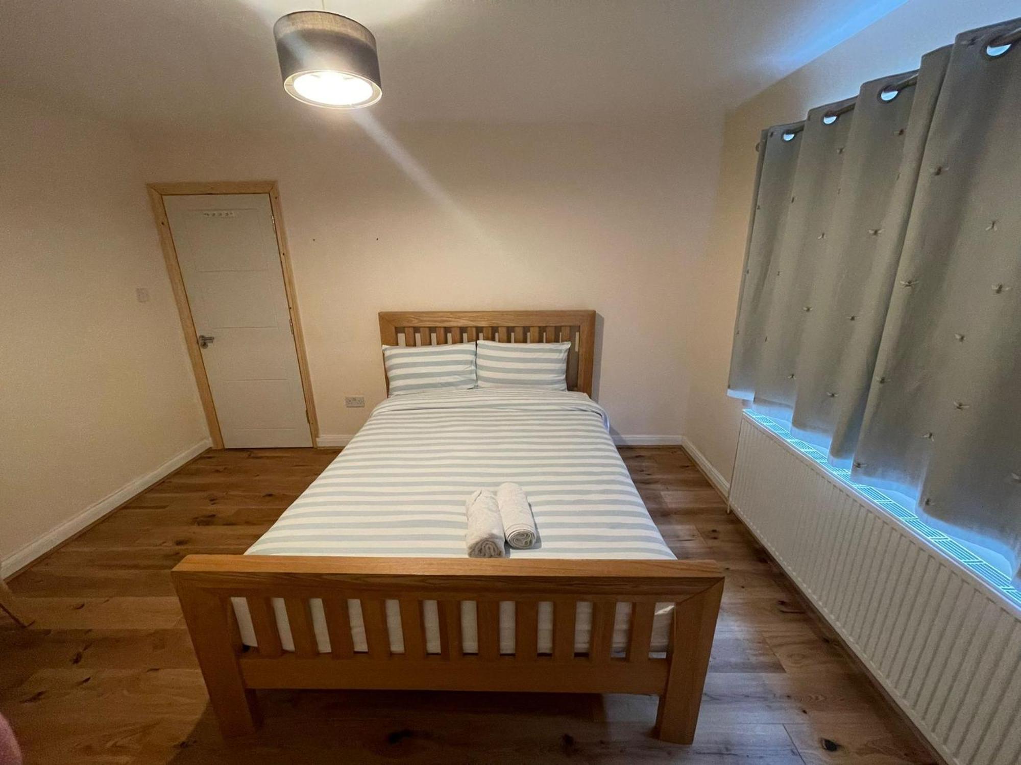 Daisy Apartment Whetstone Екстериор снимка
