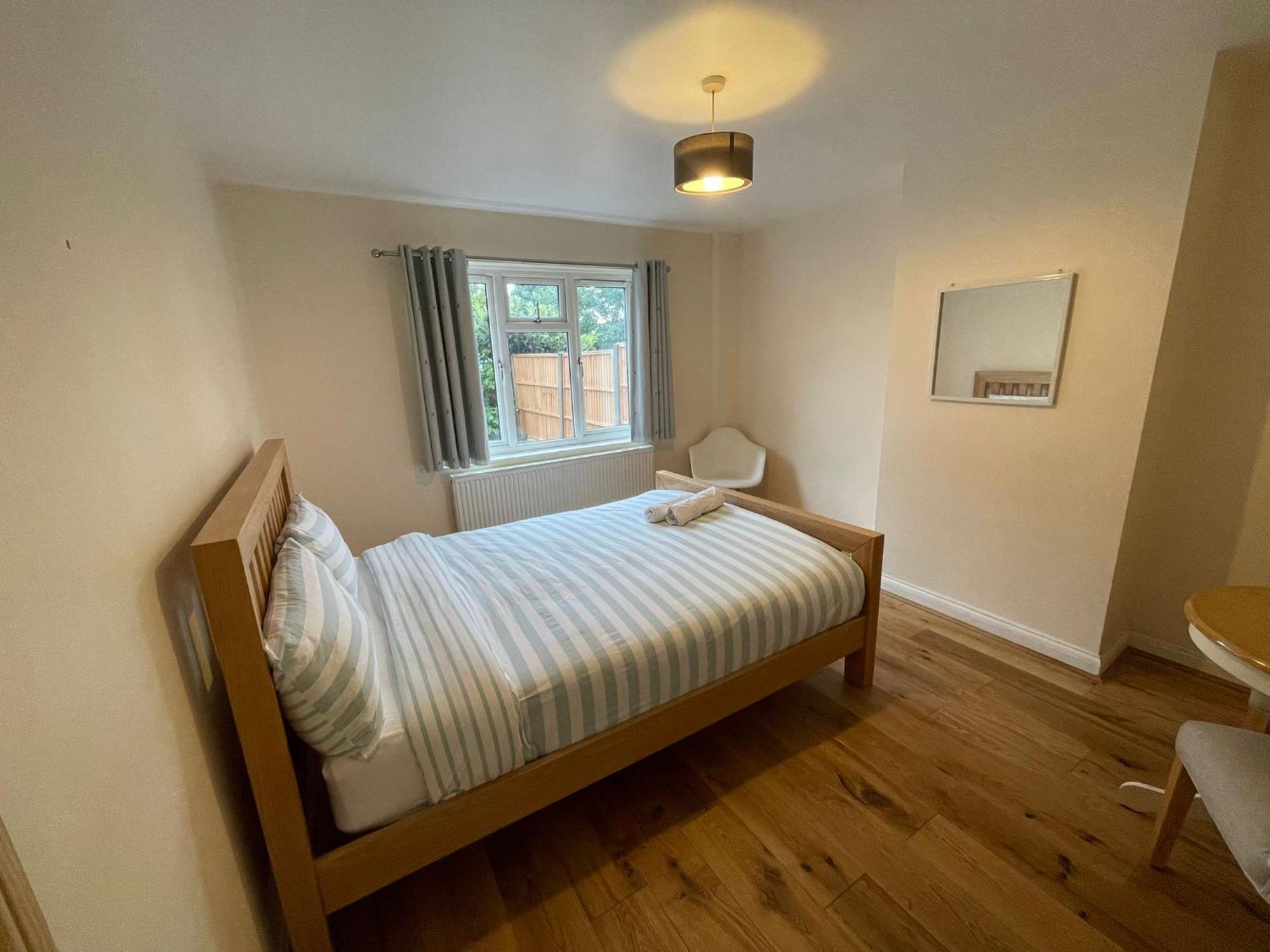 Daisy Apartment Whetstone Екстериор снимка